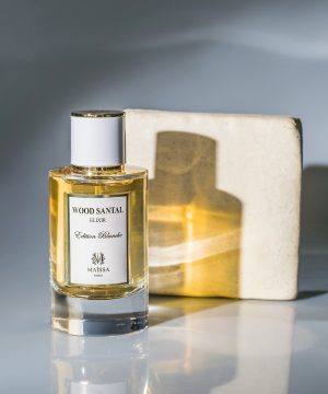 Dieses Bild zeigt das Parfüm von der Marke Maison Maïssa mit dem Namen Wood Santal, frei stehend, mit einem Stück Marmor im Hintergrund